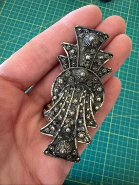 Vintage-Style Silver Floral Embellished Women's Brooch